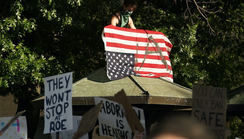 Demonstrators gather at the federal courthouse in Austin, Texas, following the Supreme Court's decision to overturn Roe v. Wade. June 24, 2022 (AP)